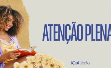 Conheça os benefícios da Atenção Plena para sua saúde física e mental Mulher sorridente, lendo, em composição com flores. Logo da iQui + ATENÇÃO PLENA