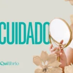 Autocuidado: práticas simples para cuidar de você todos os dias Mulher se admirando no espelho e cuidado do rosto, em montagem com flores, logo iQui e a palavra AUTOCUIDADO