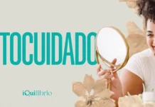 Autocuidado: práticas simples para cuidar de você todos os dias Mulher se admirando no espelho e cuidado do rosto, em montagem com flores, logo iQui e a palavra AUTOCUIDADO