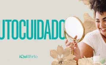 Autocuidado: práticas simples para cuidar de você todos os dias Mulher se admirando no espelho e cuidado do rosto, em montagem com flores, logo iQui e a palavra AUTOCUIDADO