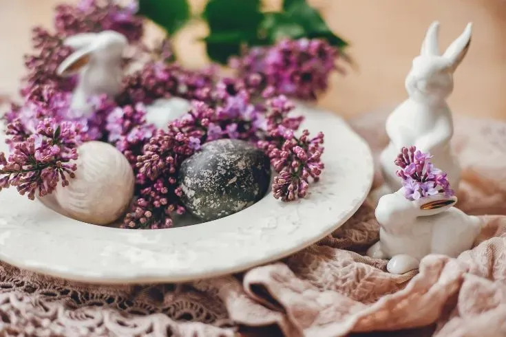Imagem de ovos e flores, que são coisas utilizadas para celebrar rituais de Ostara