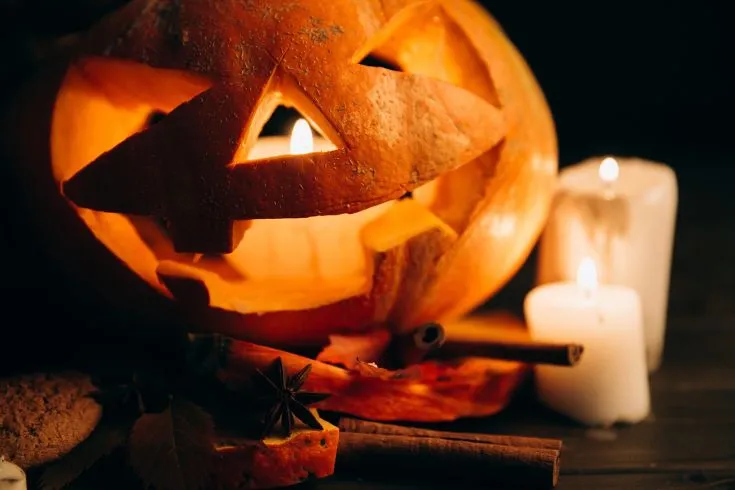 Abóbora com vela acesa, com cara de Jack o'Lantern
