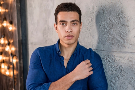 Homem seguro, alinhado, com barba muito bem feita e rosto harmônico