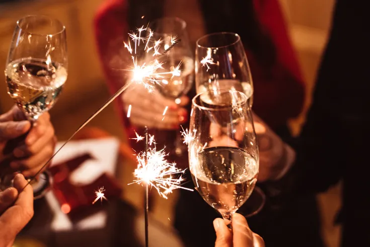 Taças de champagne sendo brindadas no ano novo