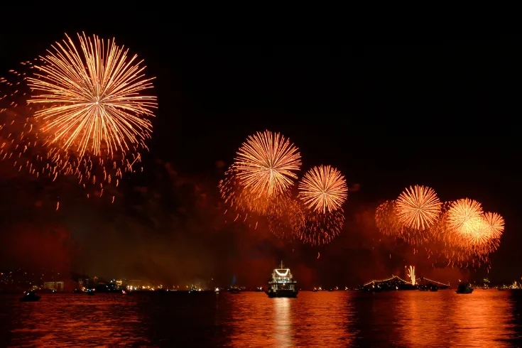 Queima de fogos na praia, celebrando o ano novo