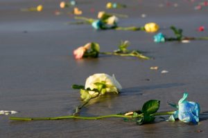 Flores deixadas na orla da praia