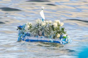 Barquinho de isopor, levando oferendas para o mar